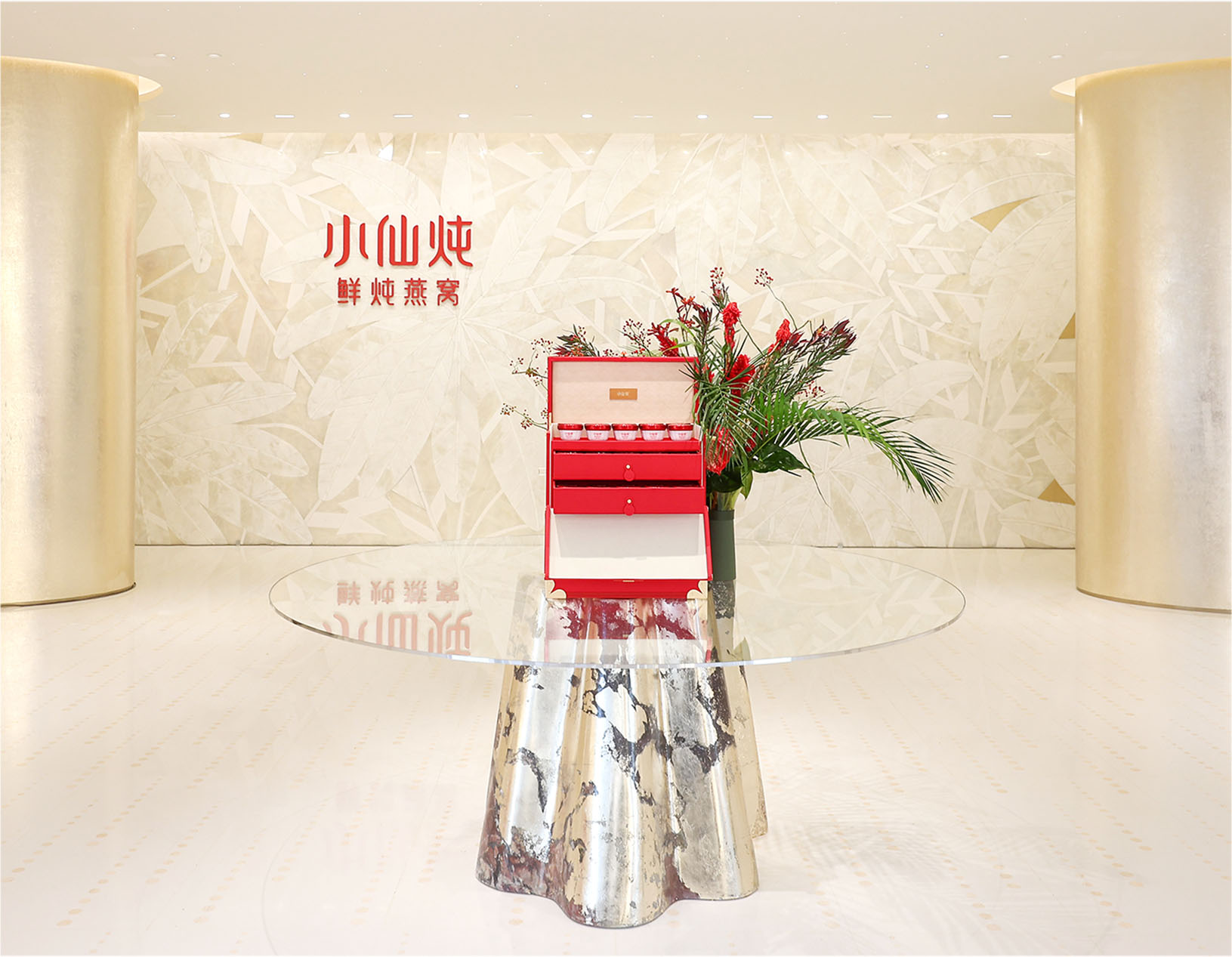 展示「生命的绽放」设计语言的店内花艺与燕窝产品陈列